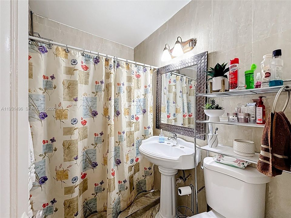 For Sale: $400,000 (3 beds, 1 baths, 851 Square Feet)