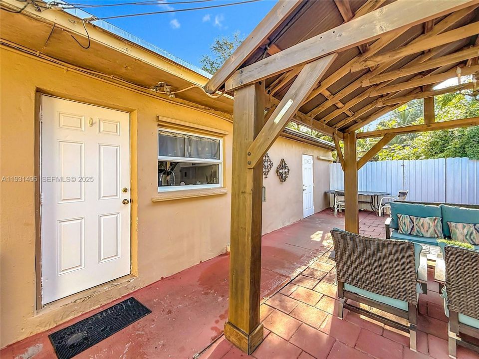 For Sale: $400,000 (3 beds, 1 baths, 851 Square Feet)