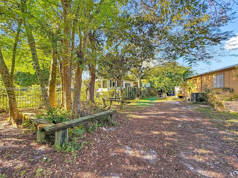 For Sale: $400,000 (3 beds, 1 baths, 851 Square Feet)