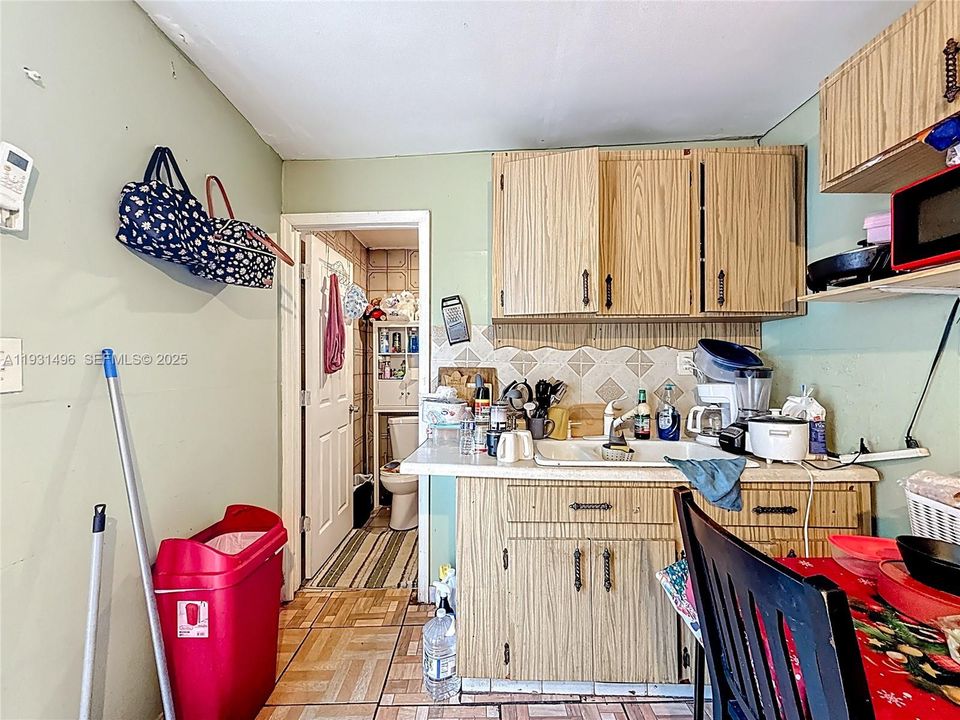 For Sale: $400,000 (3 beds, 1 baths, 851 Square Feet)