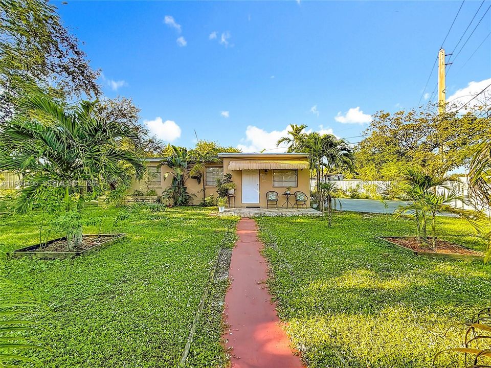 For Sale: $400,000 (3 beds, 1 baths, 851 Square Feet)