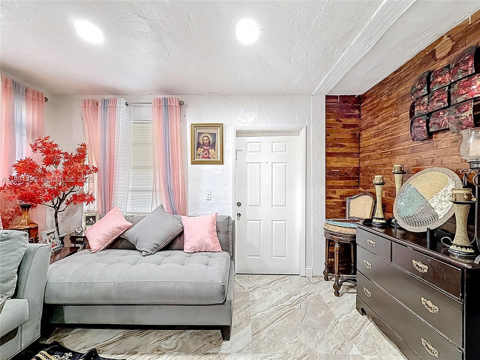 For Sale: $400,000 (3 beds, 1 baths, 851 Square Feet)