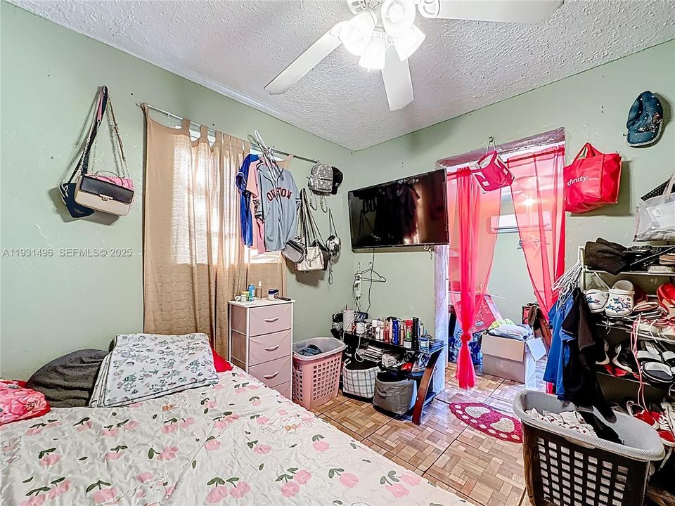 For Sale: $400,000 (3 beds, 1 baths, 851 Square Feet)