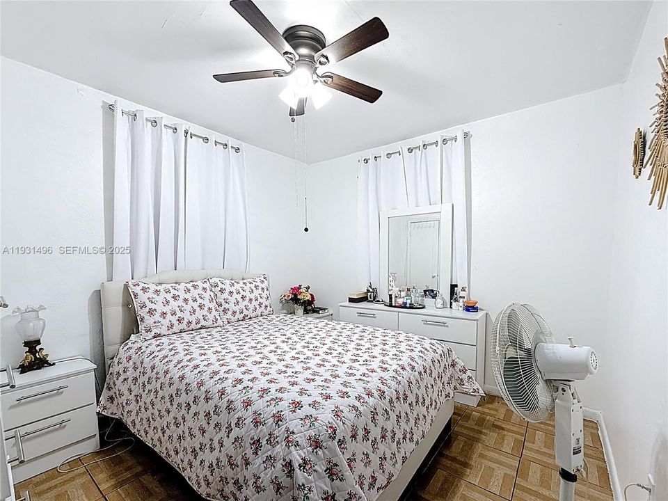 For Sale: $400,000 (3 beds, 1 baths, 851 Square Feet)