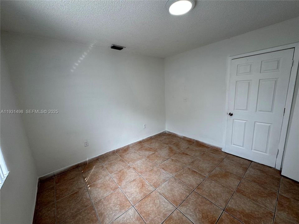 For Rent: $1,800 (2 beds, 1 baths, 1500 Square Feet)
