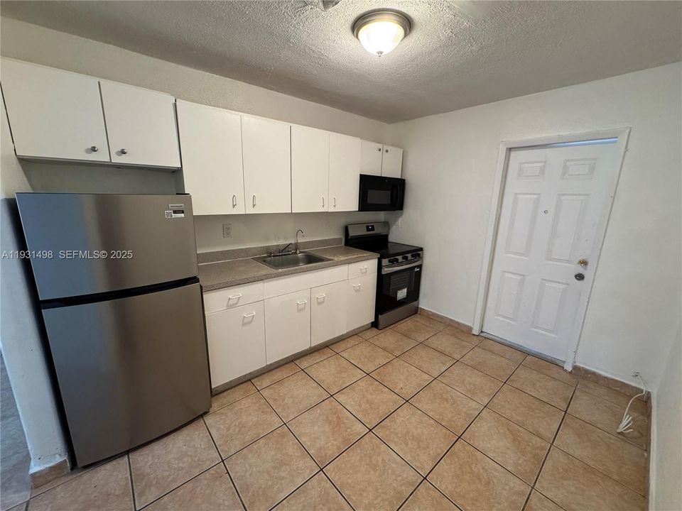 For Rent: $1,800 (2 beds, 1 baths, 1500 Square Feet)
