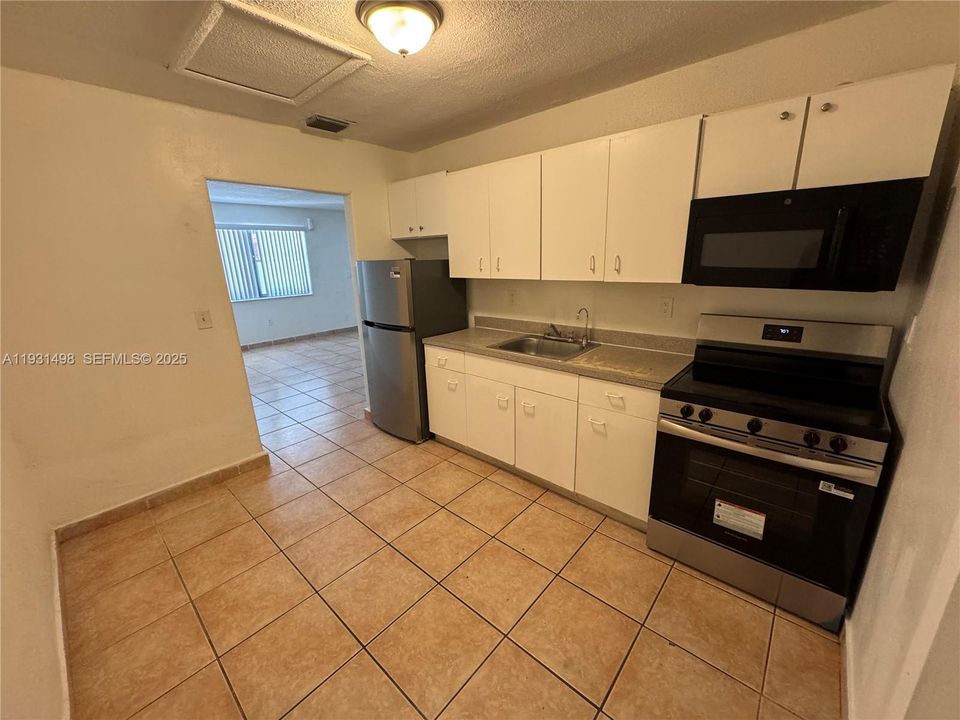 For Rent: $1,800 (2 beds, 1 baths, 1500 Square Feet)