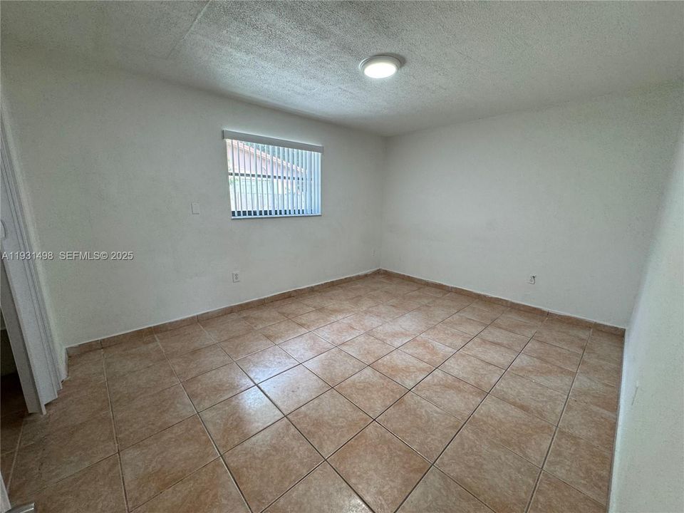 For Rent: $1,800 (2 beds, 1 baths, 1500 Square Feet)