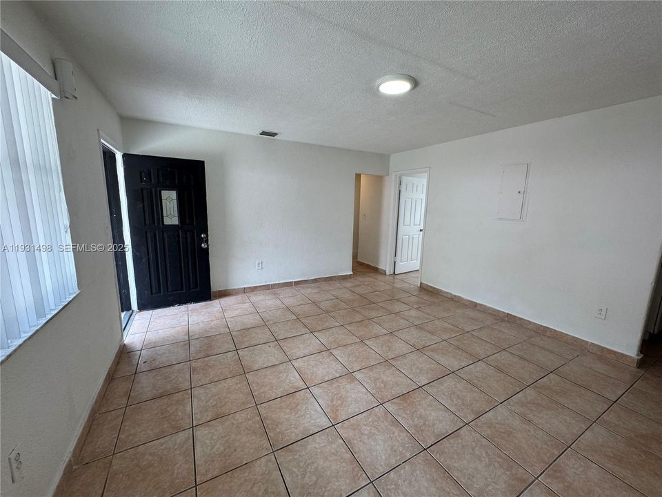 For Rent: $1,800 (2 beds, 1 baths, 1500 Square Feet)