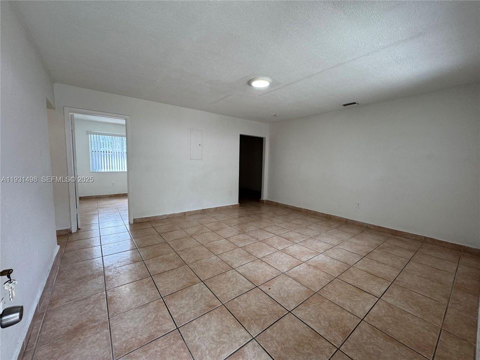 For Rent: $1,800 (2 beds, 1 baths, 1500 Square Feet)