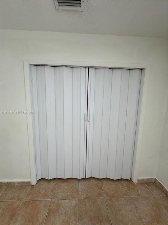 For Rent: $1,800 (2 beds, 1 baths, 1500 Square Feet)