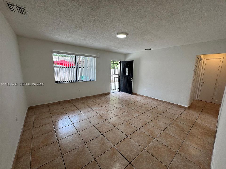 For Rent: $1,800 (2 beds, 1 baths, 1500 Square Feet)