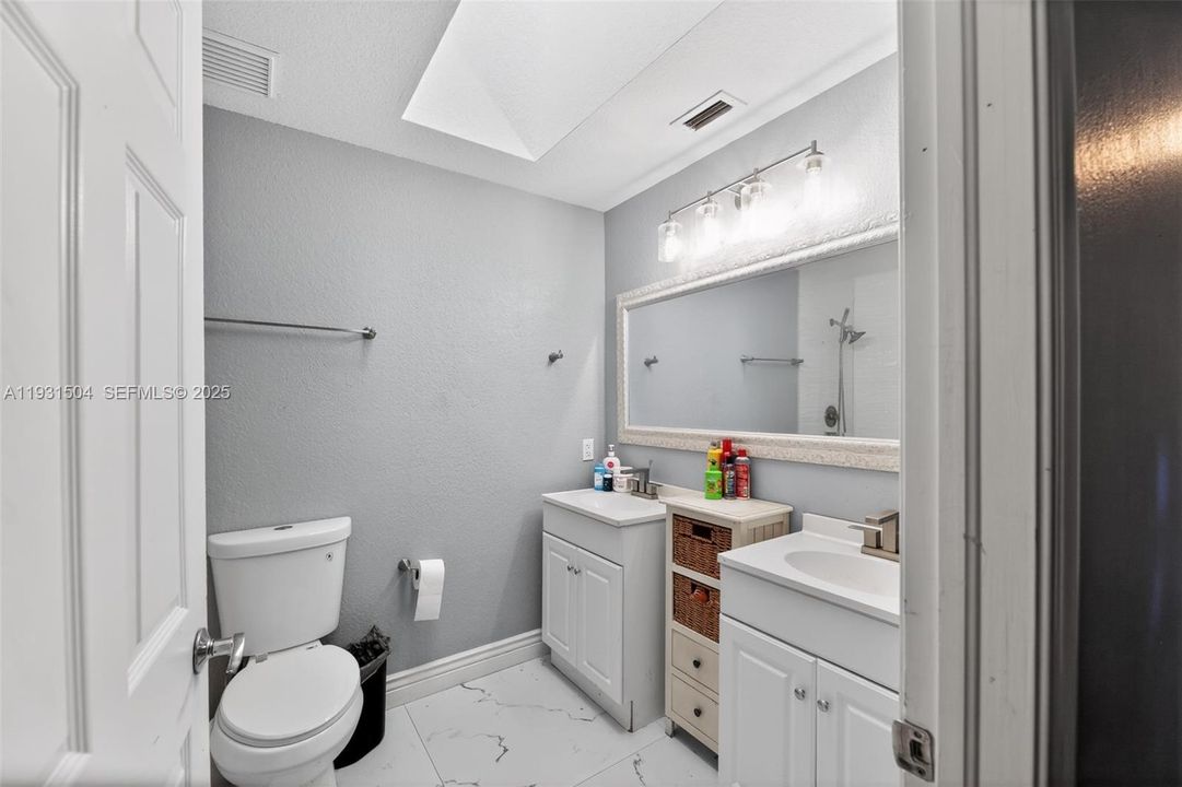 На продажу: $1,000,000 (6 спален, 3 ванн, 3526 Квадратных фут)