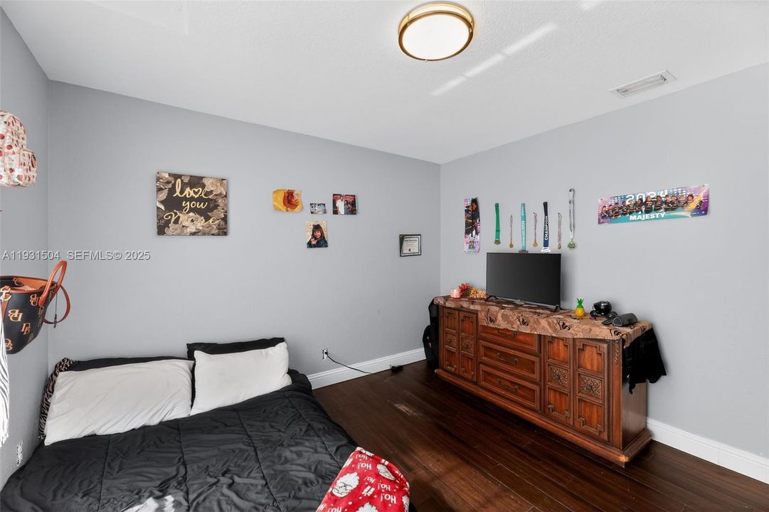 На продажу: $1,000,000 (6 спален, 3 ванн, 3526 Квадратных фут)