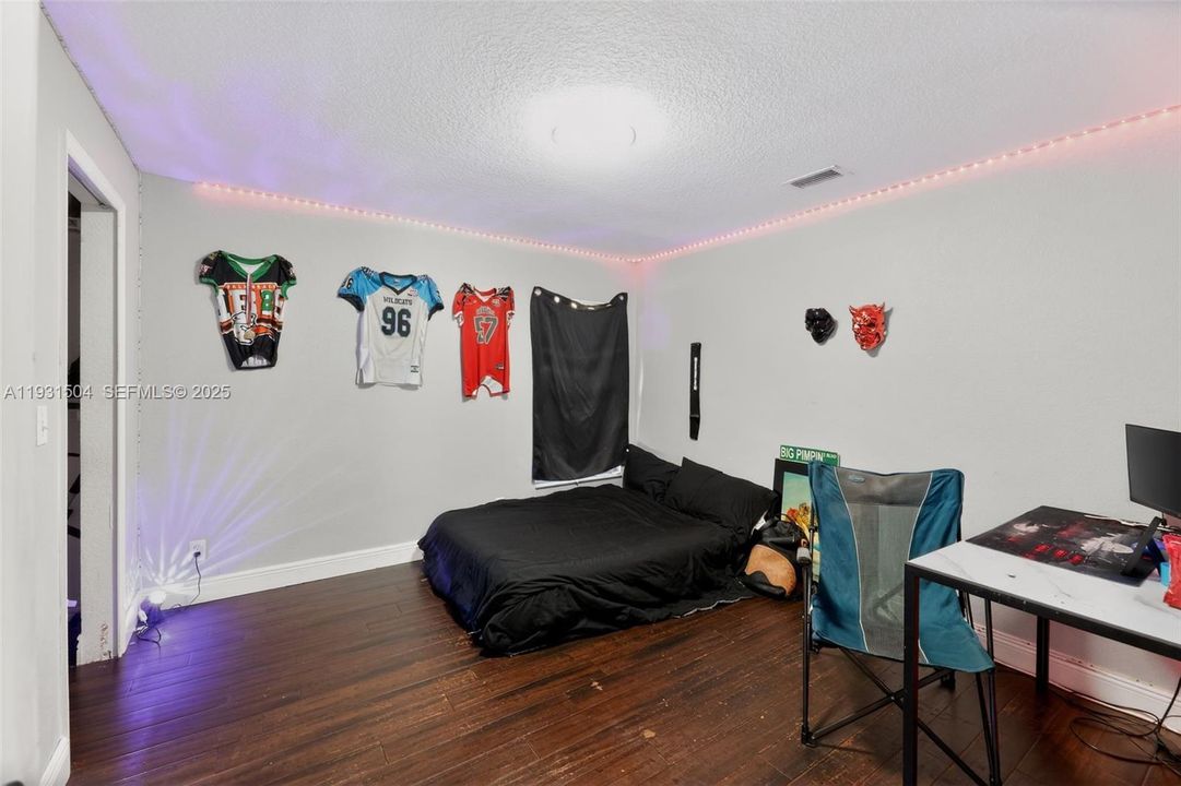 На продажу: $1,000,000 (6 спален, 3 ванн, 3526 Квадратных фут)