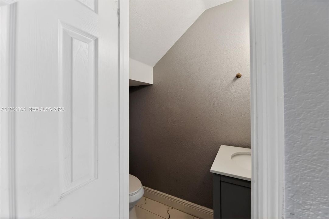 На продажу: $1,000,000 (6 спален, 3 ванн, 3526 Квадратных фут)