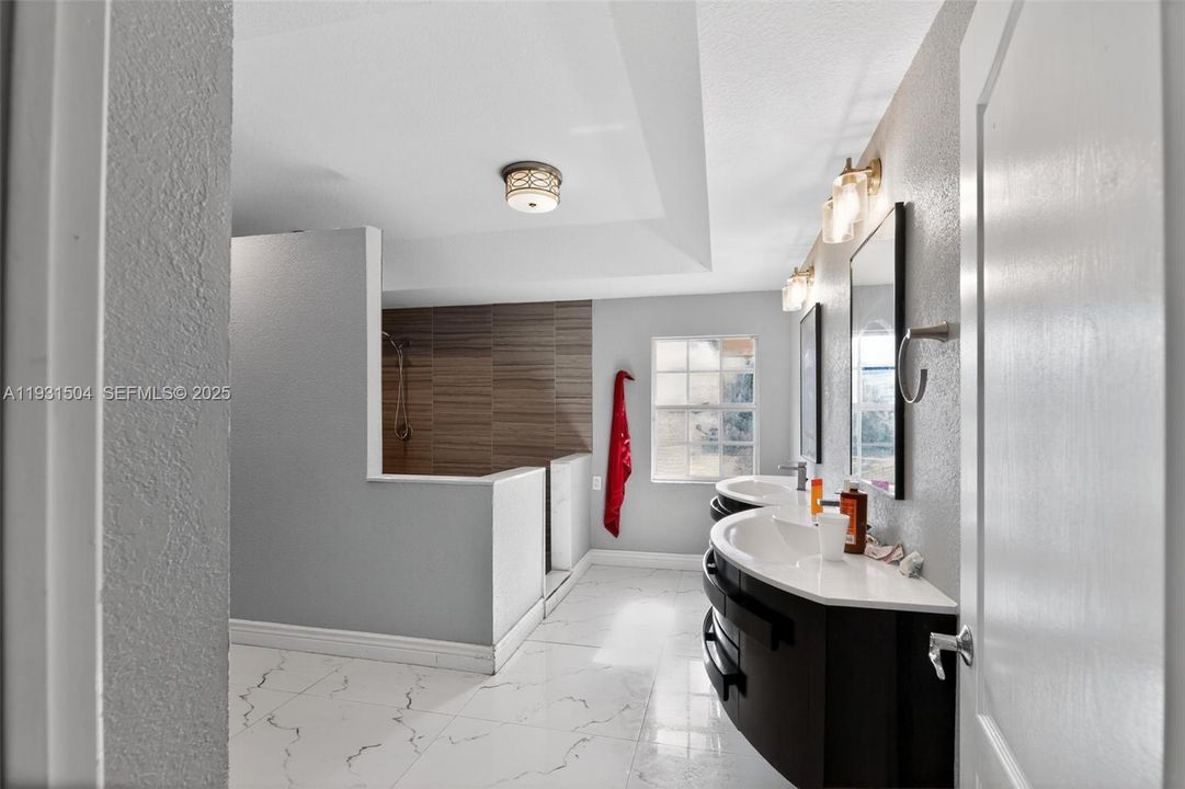 На продажу: $1,000,000 (6 спален, 3 ванн, 3526 Квадратных фут)