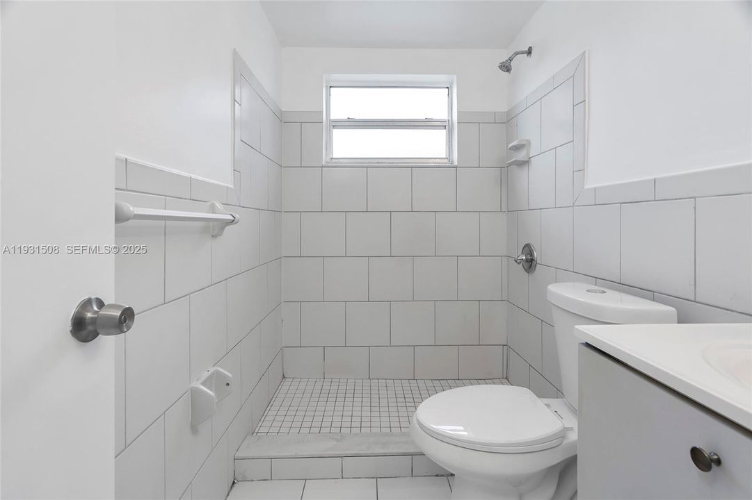 For Rent: $1,975 (1 beds, 1 baths, 4670 Square Feet)