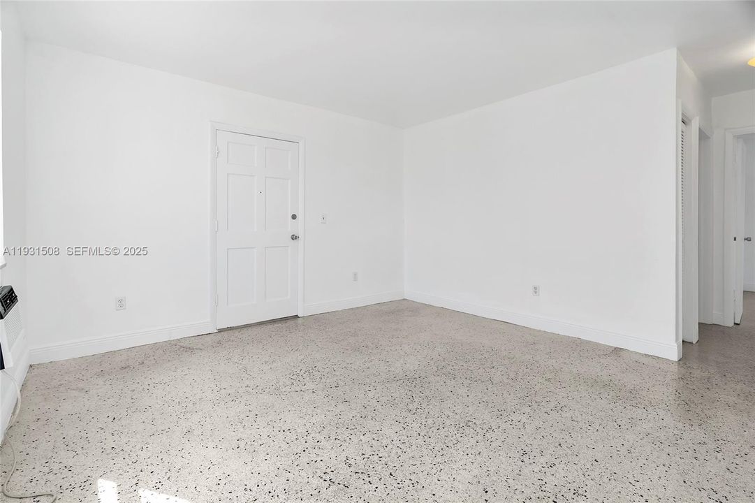 For Rent: $1,975 (1 beds, 1 baths, 4670 Square Feet)