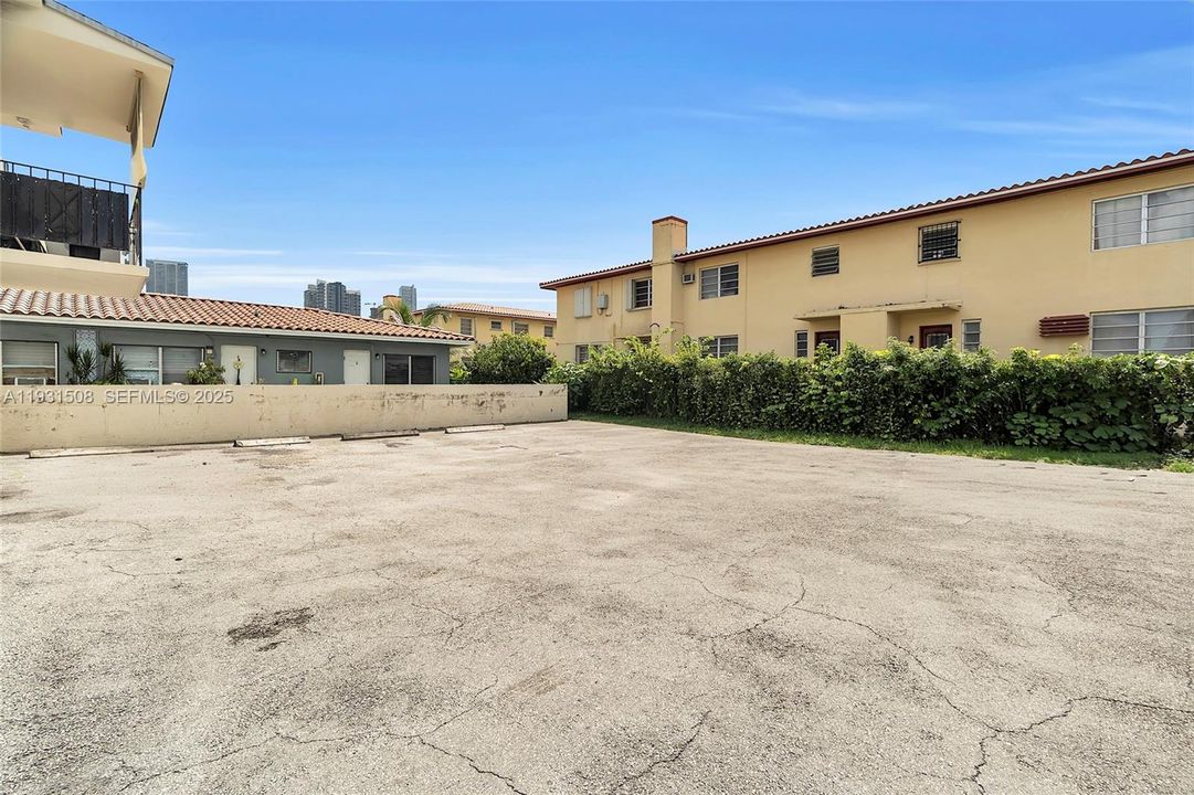 For Rent: $1,975 (1 beds, 1 baths, 4670 Square Feet)