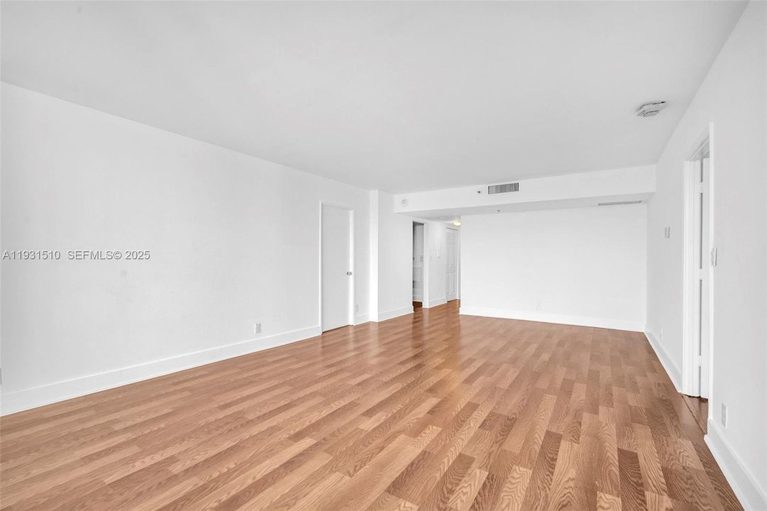For Sale: $369,000 (2 beds, 2 baths, 1183 Square Feet)