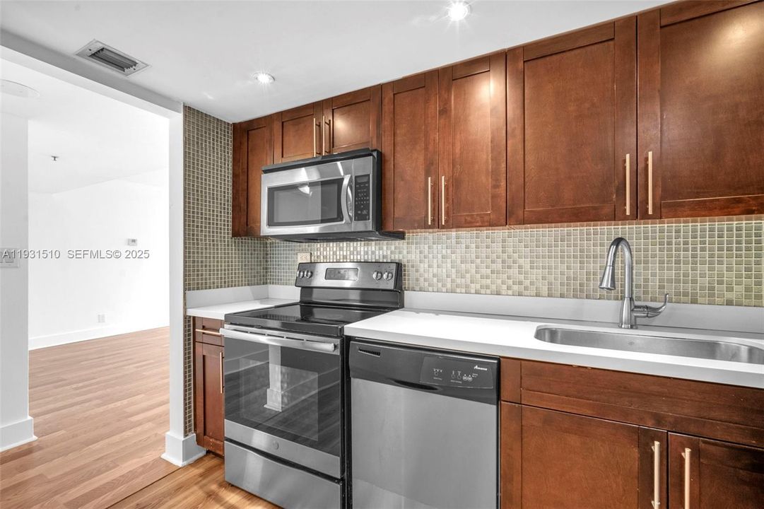 For Sale: $369,000 (2 beds, 2 baths, 1183 Square Feet)