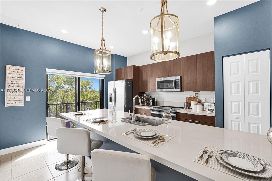 На продажу: $410,000 (2 спален, 2 ванн, 1072 Квадратных фут)