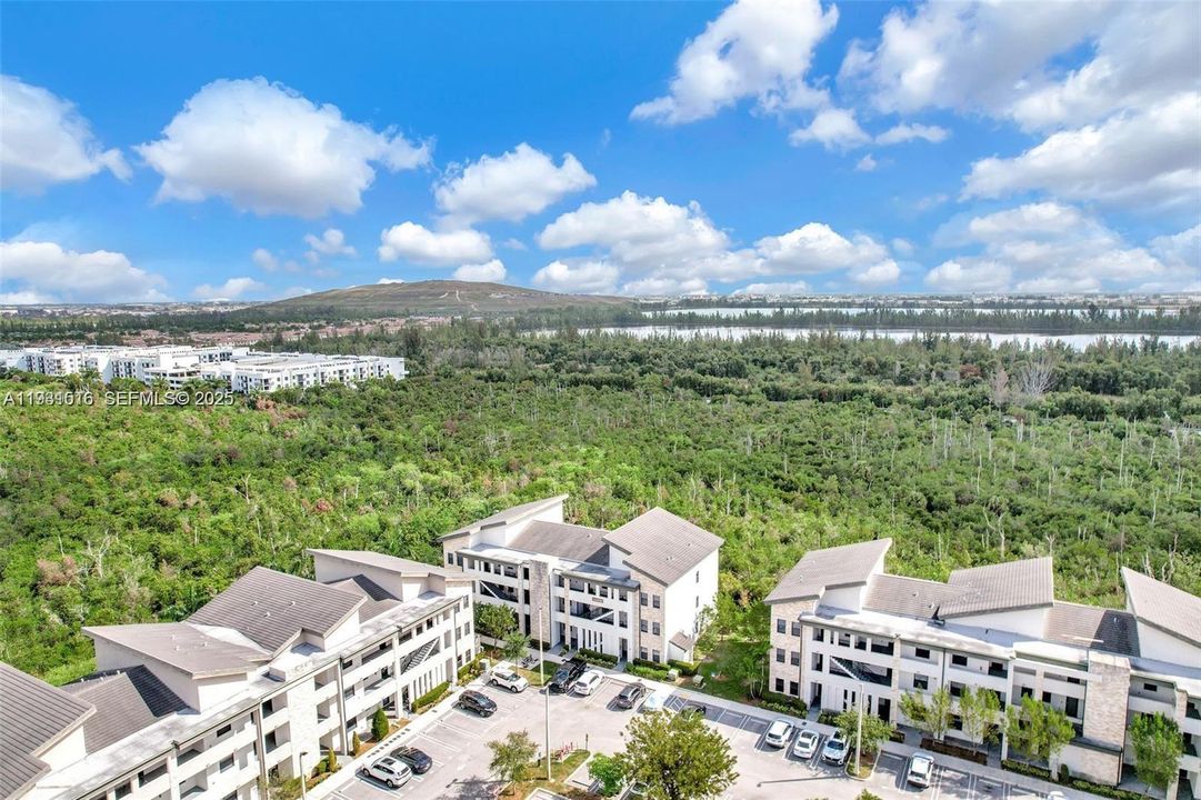 На продажу: $410,000 (2 спален, 2 ванн, 1072 Квадратных фут)