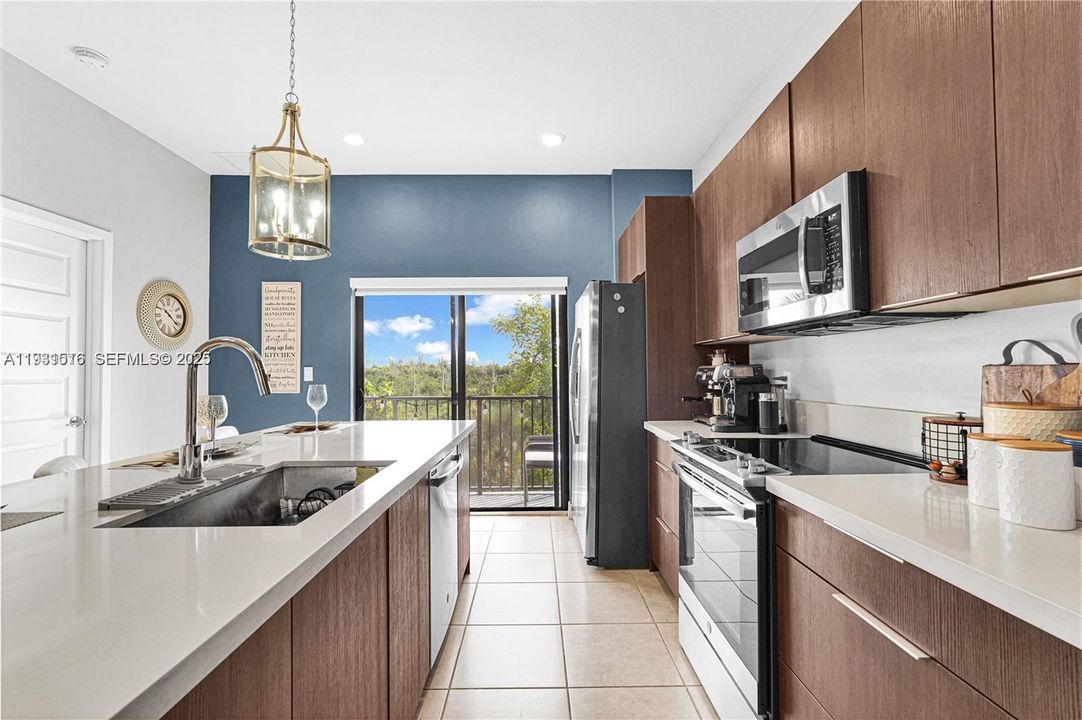 На продажу: $410,000 (2 спален, 2 ванн, 1072 Квадратных фут)