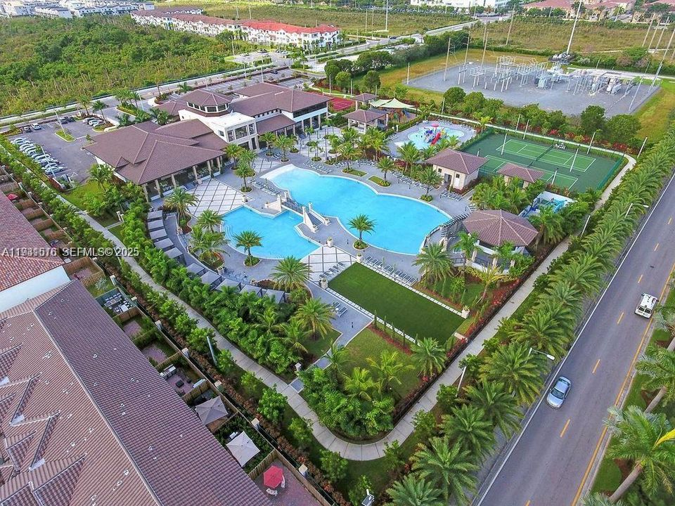 На продажу: $410,000 (2 спален, 2 ванн, 1072 Квадратных фут)