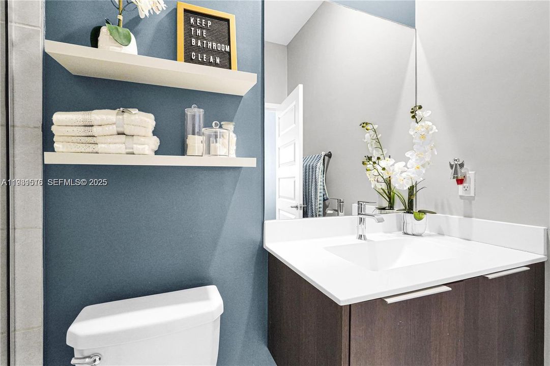 На продажу: $410,000 (2 спален, 2 ванн, 1072 Квадратных фут)