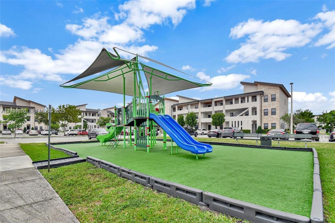 На продажу: $410,000 (2 спален, 2 ванн, 1072 Квадратных фут)