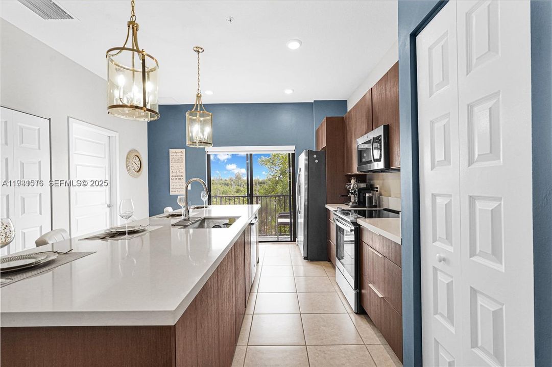 На продажу: $410,000 (2 спален, 2 ванн, 1072 Квадратных фут)