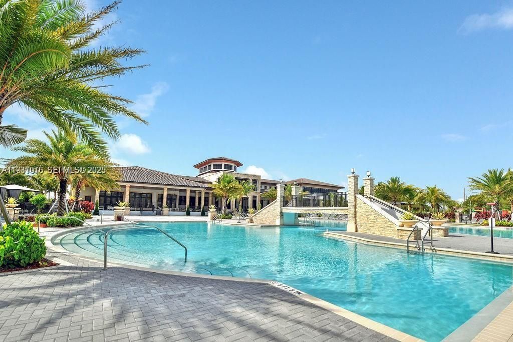 На продажу: $410,000 (2 спален, 2 ванн, 1072 Квадратных фут)