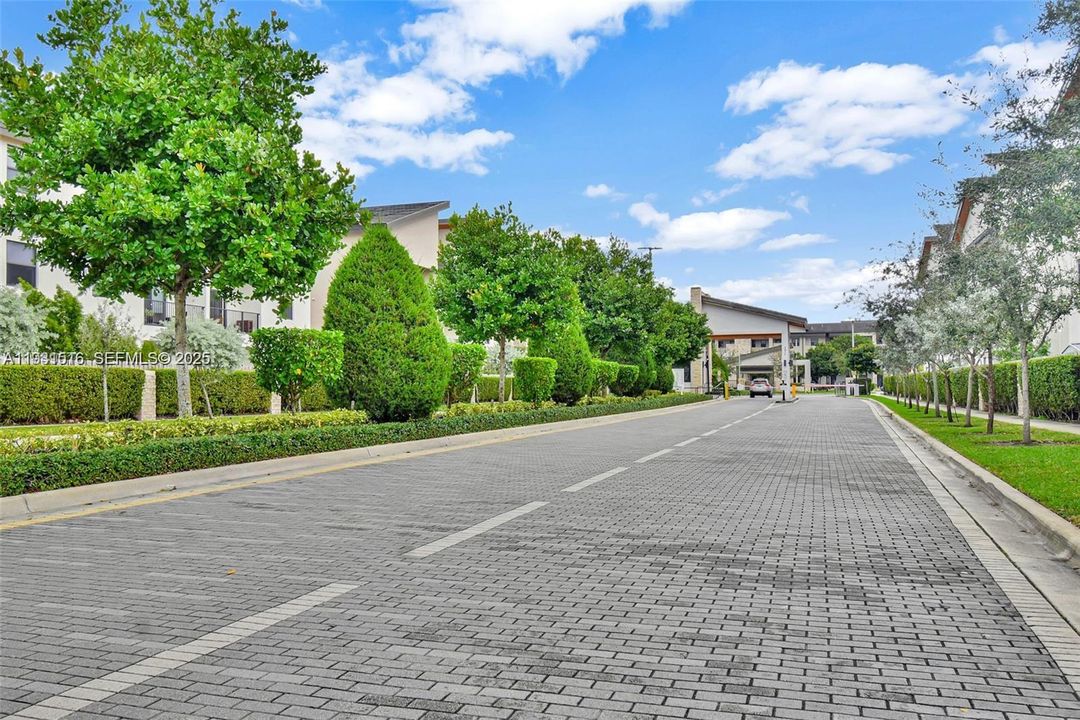 На продажу: $410,000 (2 спален, 2 ванн, 1072 Квадратных фут)