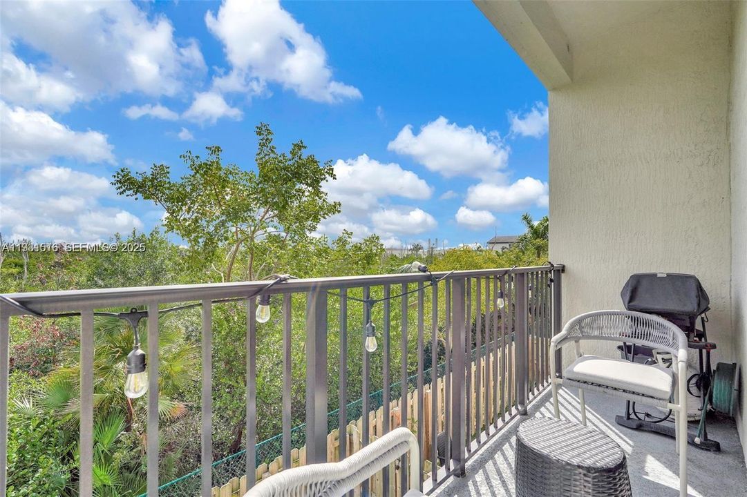 На продажу: $410,000 (2 спален, 2 ванн, 1072 Квадратных фут)