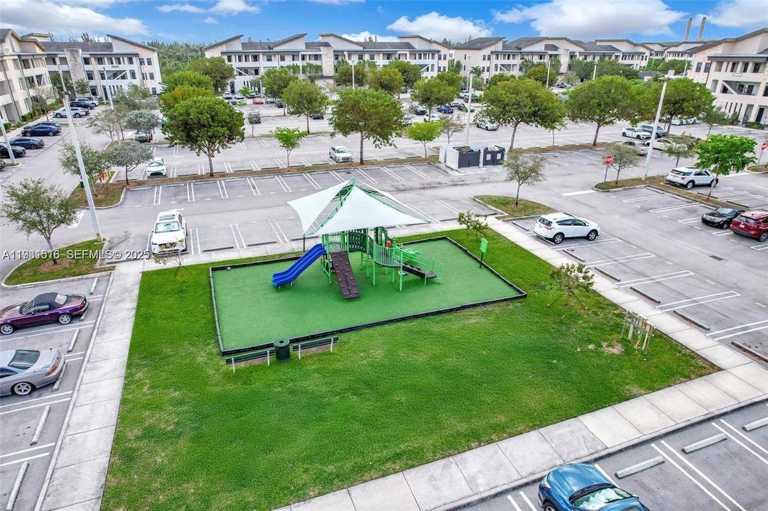 На продажу: $410,000 (2 спален, 2 ванн, 1072 Квадратных фут)