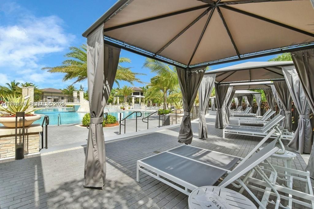 На продажу: $410,000 (2 спален, 2 ванн, 1072 Квадратных фут)