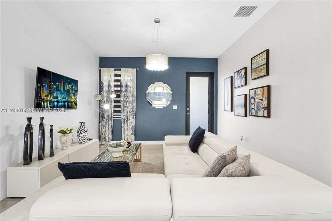 На продажу: $410,000 (2 спален, 2 ванн, 1072 Квадратных фут)