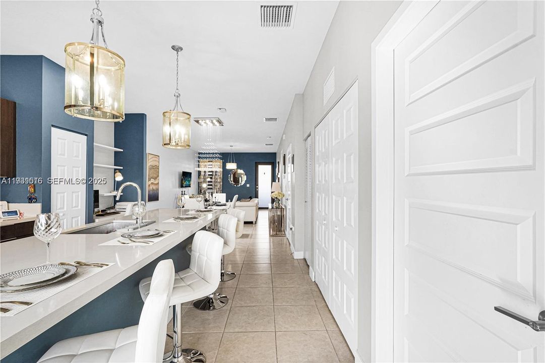 На продажу: $410,000 (2 спален, 2 ванн, 1072 Квадратных фут)