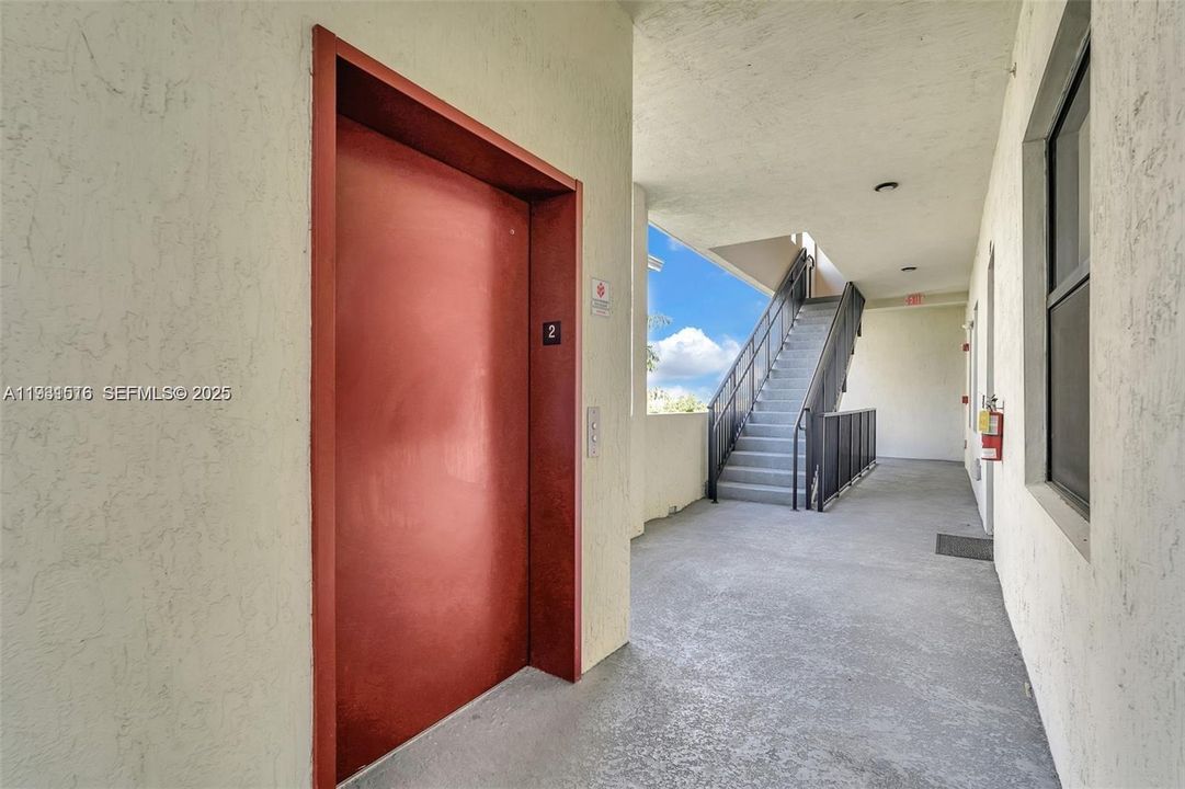 На продажу: $410,000 (2 спален, 2 ванн, 1072 Квадратных фут)