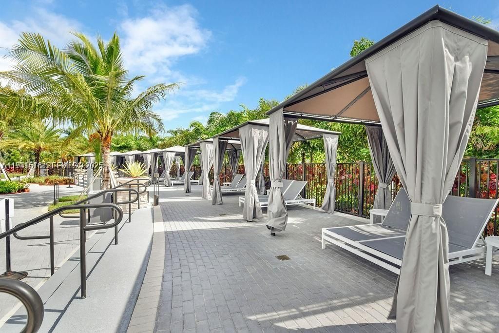 На продажу: $410,000 (2 спален, 2 ванн, 1072 Квадратных фут)