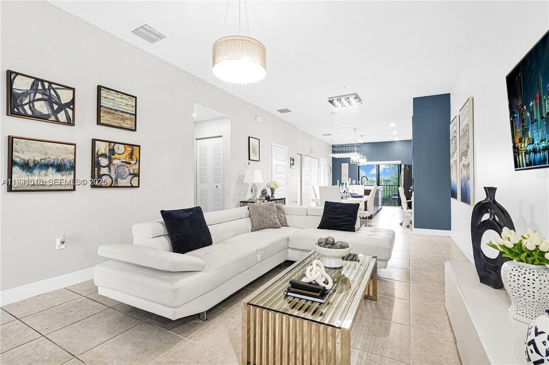 На продажу: $410,000 (2 спален, 2 ванн, 1072 Квадратных фут)