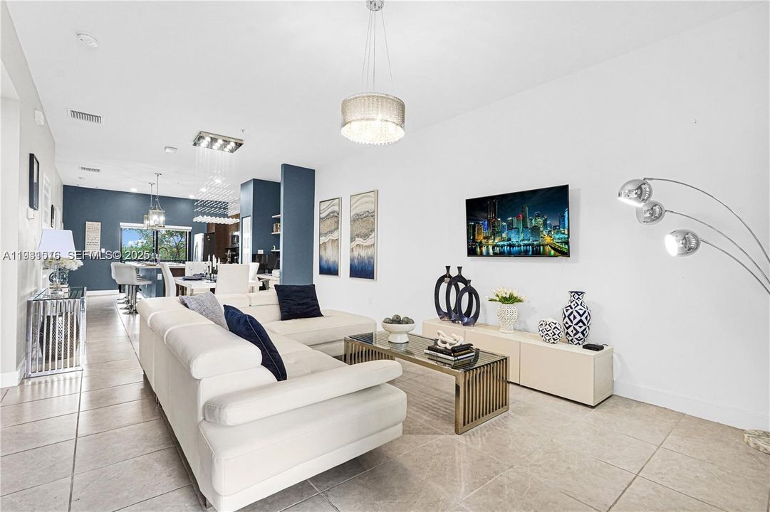 На продажу: $410,000 (2 спален, 2 ванн, 1072 Квадратных фут)