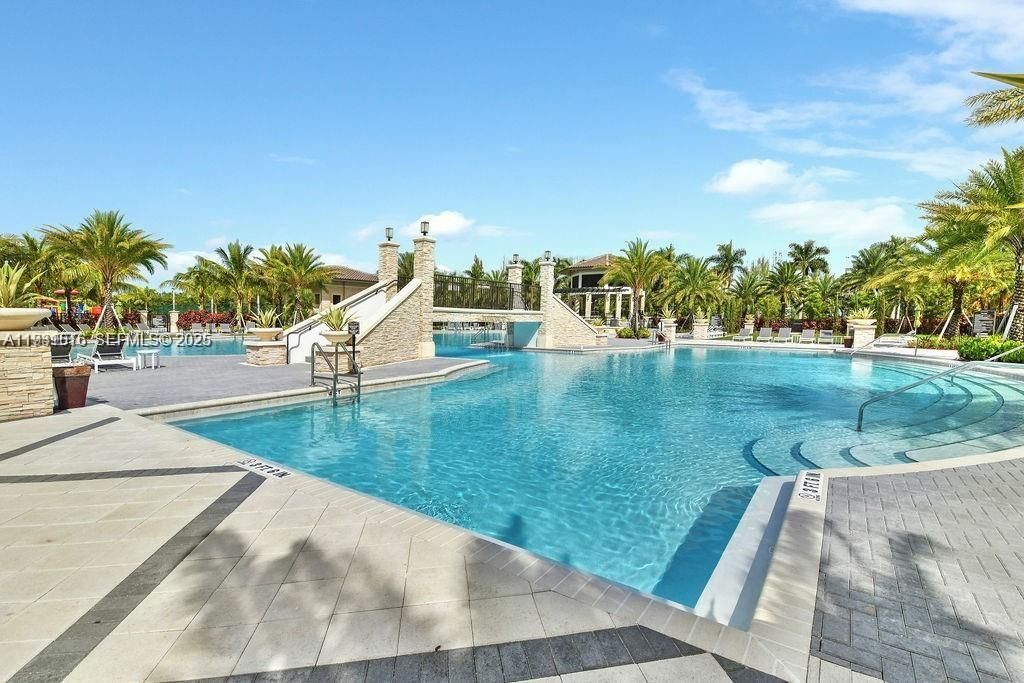 На продажу: $410,000 (2 спален, 2 ванн, 1072 Квадратных фут)