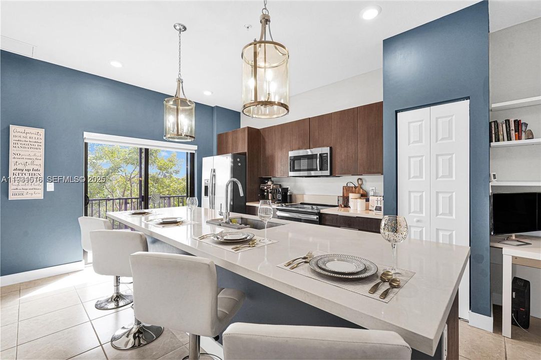 На продажу: $410,000 (2 спален, 2 ванн, 1072 Квадратных фут)