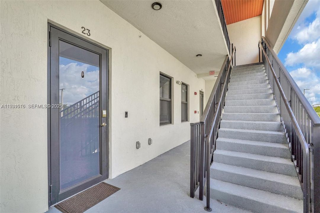 На продажу: $410,000 (2 спален, 2 ванн, 1072 Квадратных фут)