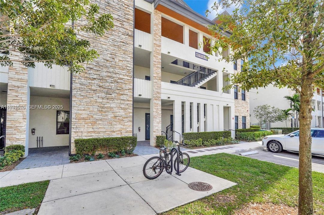 На продажу: $410,000 (2 спален, 2 ванн, 1072 Квадратных фут)