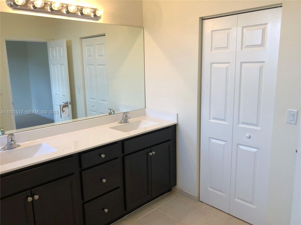 For Rent: $2,500 (3 beds, 2 baths, 1408 Square Feet)