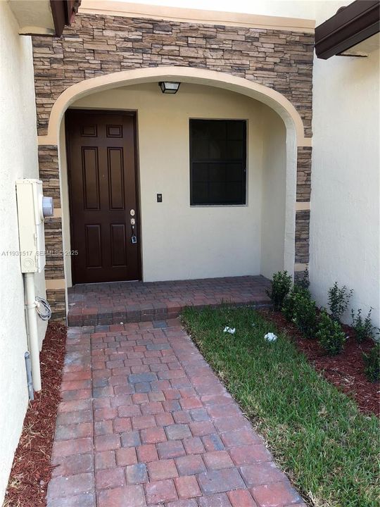 For Rent: $2,500 (3 beds, 2 baths, 1408 Square Feet)